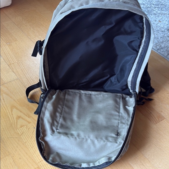 Back to school — Eastpak Tan and Black Backpack with durable leather bottom - Picture 4 of 6